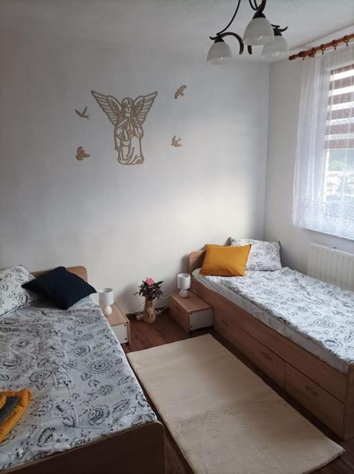 Byt V Centre Mesta Snina Bagian luar foto