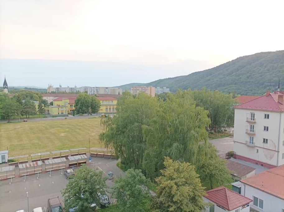 Byt V Centre Mesta Snina Bagian luar foto
